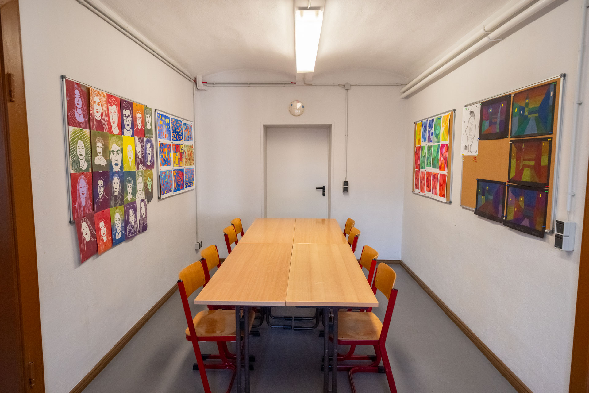 Tische mit Stühlen und Kunst an den Wänden