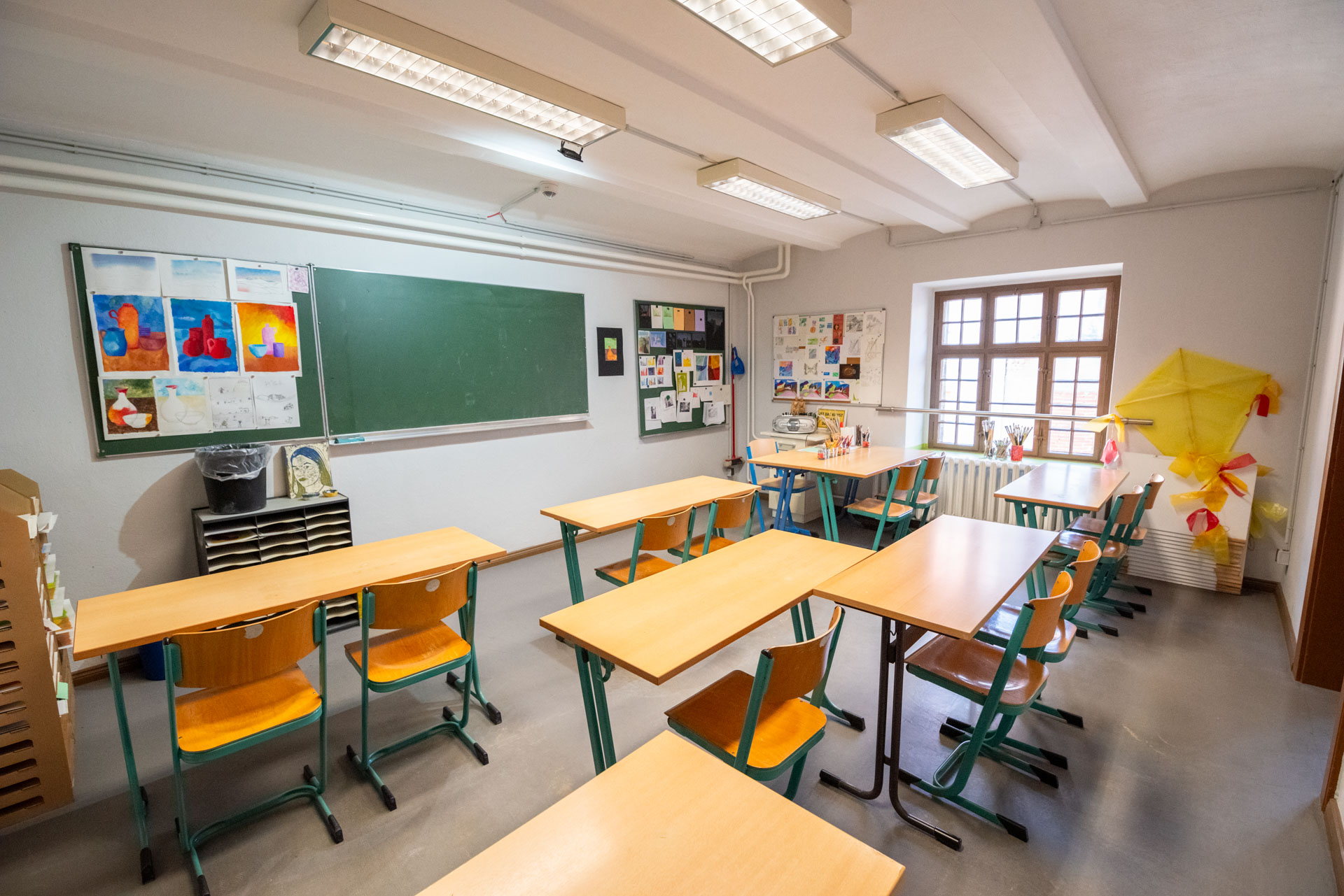Klassenraum mit versetzten Tischen
